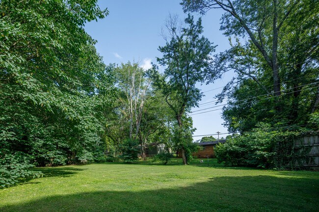 Building Photo - 2004 Rosewood Dr NW