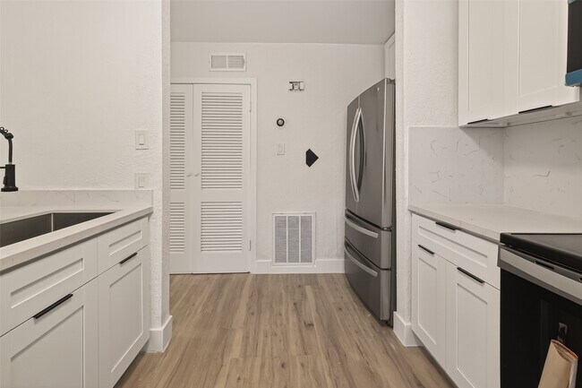 Building Photo - 3300 Yorktown St