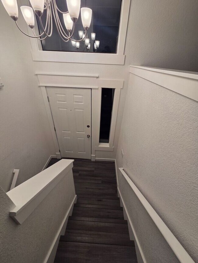 Building Photo - Must see Interior!! Tacoma 5 Bed with Large Fenced Back Yard on Dead End Street!