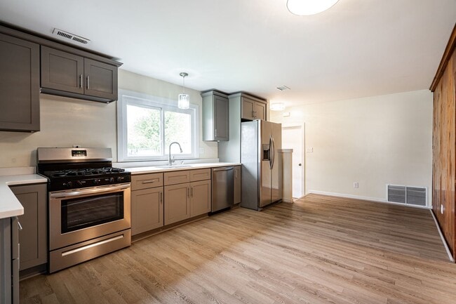 Building Photo - Beautiful 2 Bedroom Single Family on Paddock Lake