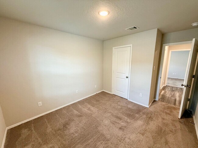 Building Photo - Gorgeous 3-bedroom, 2 Bathroom, Minutes from Randolph AFB