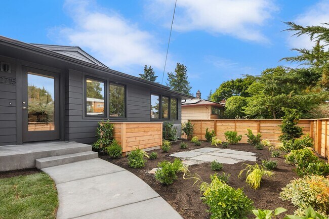 Building Photo - Bitter Lake - Broadview Home