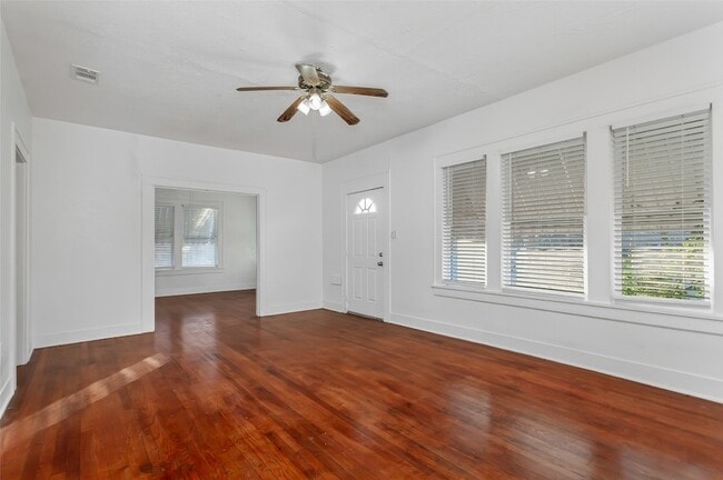 Building Photo - 5708 Live Oak St