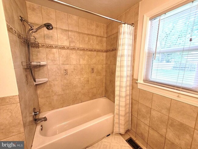 Building Photo - 6409 Higham Dr