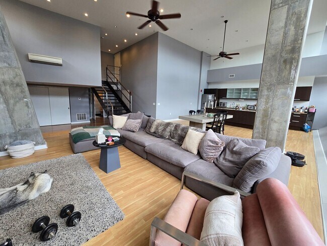 Building Photo - HUGE Stunning Bright 3 bed 2.5 bath loft i...