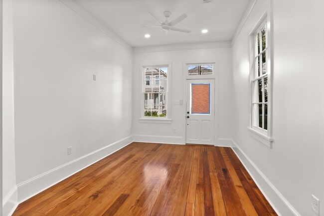 Building Photo - Classic shotgun located right off Magazine...