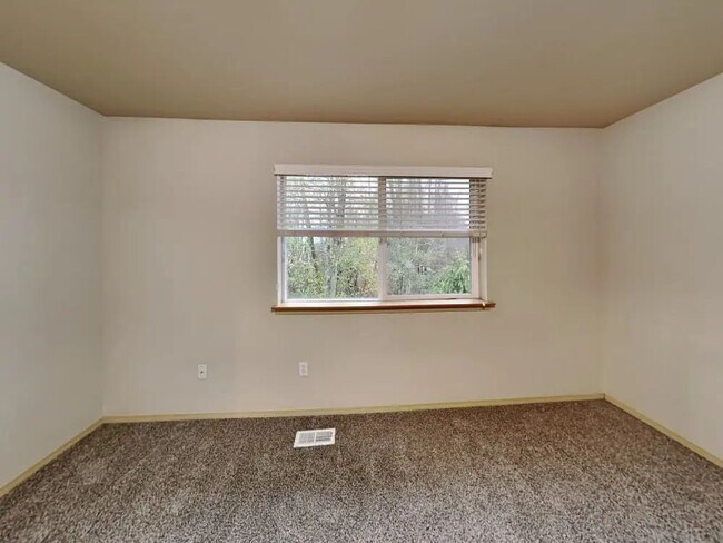 Building Photo - Puyallup House