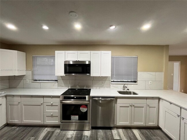 Building Photo - $3,000MONTHLY;1608 S 19TH AVE #HOUSE HOLLY...