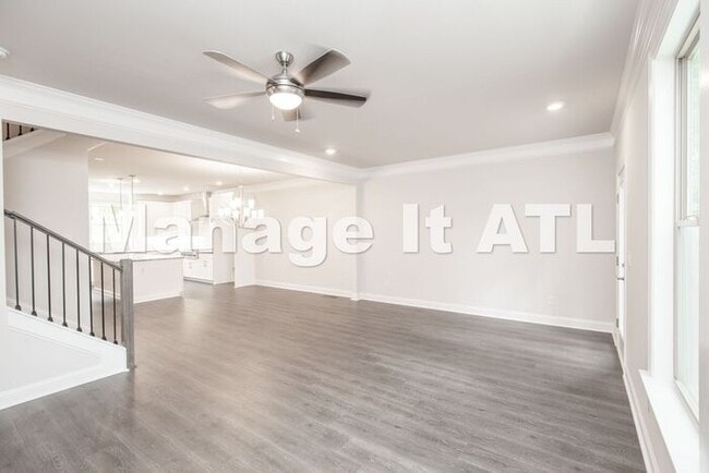 Building Photo - 4 Bedroom Townhome in Chamblee