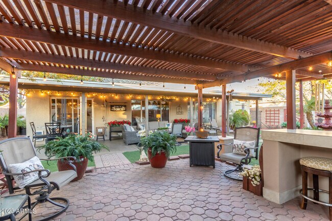 Building Photo - 10853 W Manzanita Dr