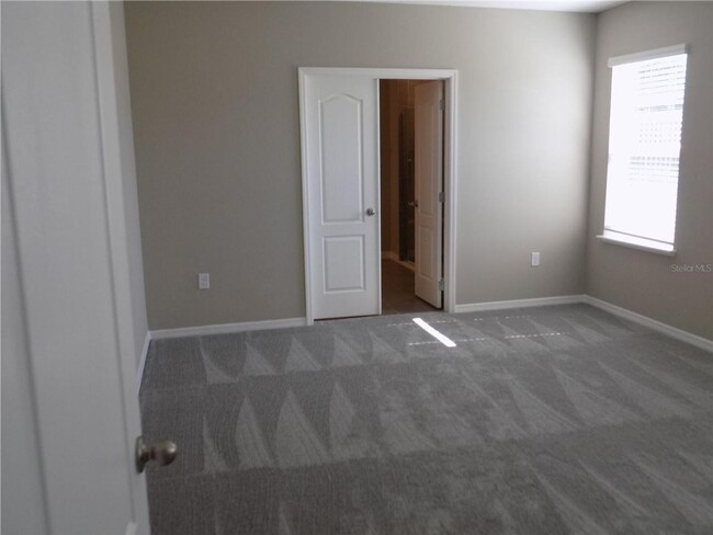 Building Photo - LOOKS LIKE BRAND NEW. 3 BEDROOM, 2 BATH, 2...