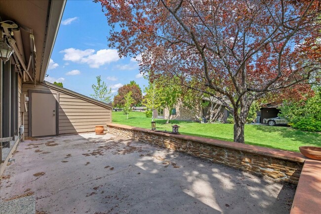 Building Photo - 2 bedroom 2 bath townhome located on the B...