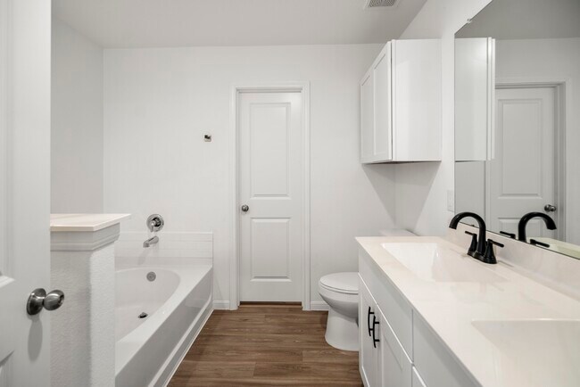 Building Photo - 10477 Pineland Dr