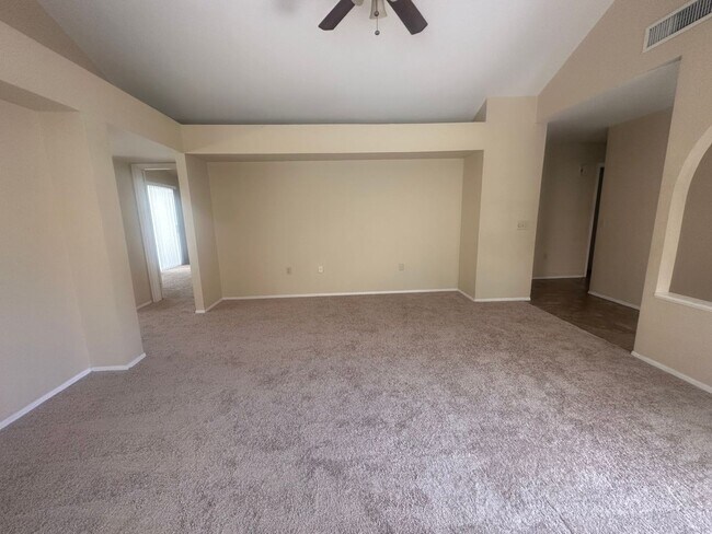 Building Photo - Gilbert home with community pool.