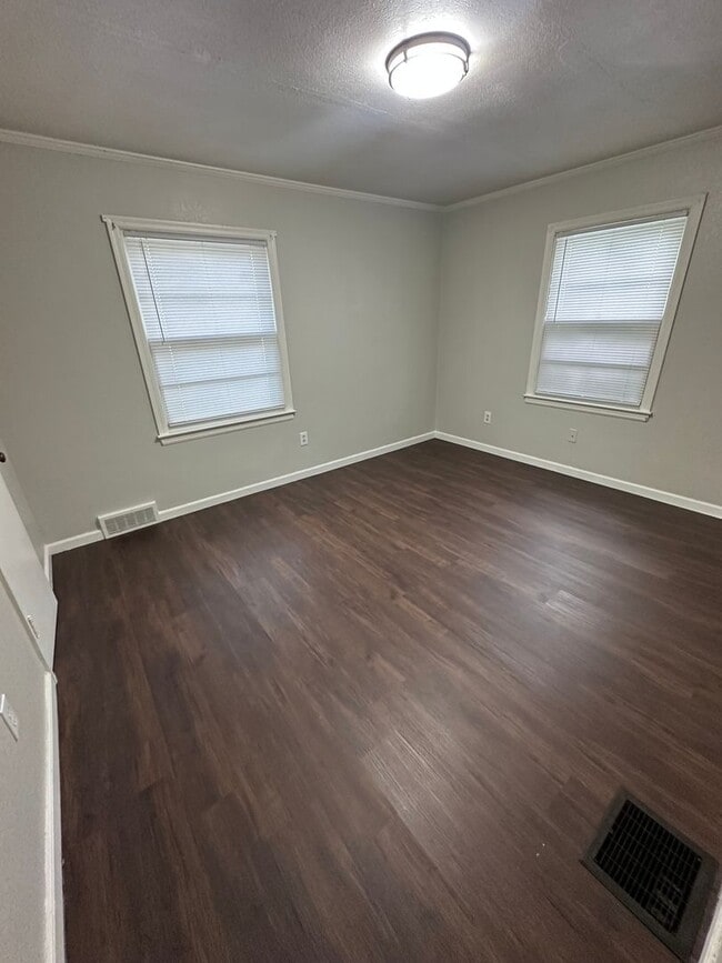 Building Photo - 2 bedroom 1 batg