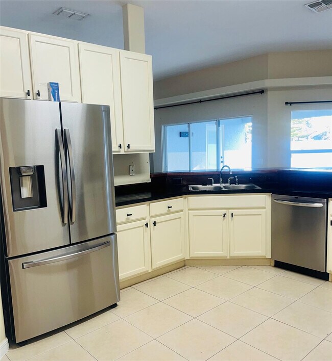 Building Photo - 602 SW McCall Rd