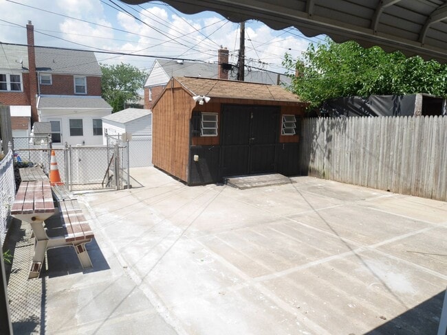 Building Photo - Spacious 4 Bedroom End Unit- Colgate