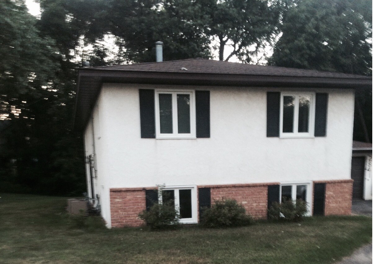 Lower Duplex unit - Fresh paint and carpet! - 2837 County Rd H2