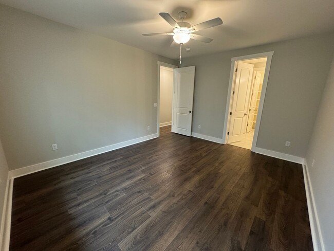 Building Photo - 3BD/3.5BA - LARGE END UNIT @ THE RESERVE