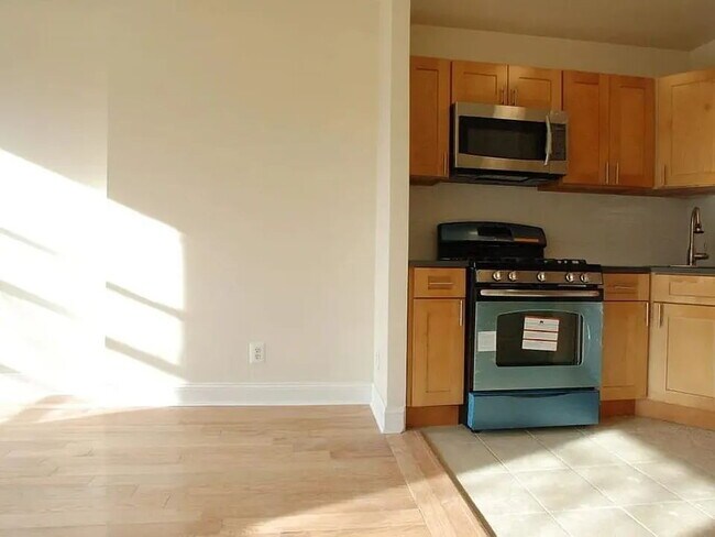 Building Photo - "Charming 1-Bedroom Oasis in the Heart of Brooklyn – Your Perfect Urban Retreat!"