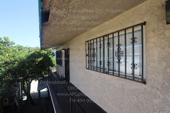 Building Photo - 830 E Anaheim St