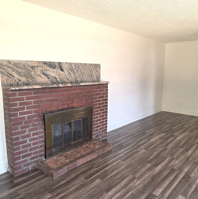 Building Photo - CHARMING NORTH PHOENIX HOME WITH FIREPLACE AND BACKYARD