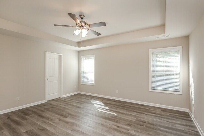 Building Photo - 900 Walnut Woods Dr
