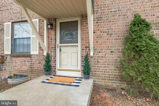 Building Photo - 994 Beechwood Pl