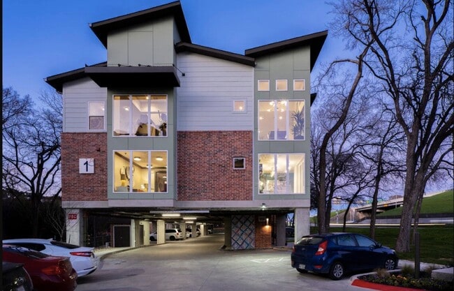 Building Photo - 1800 S I-35 Frontage Rd