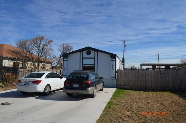 Building Photo - 805 S Weatherford St