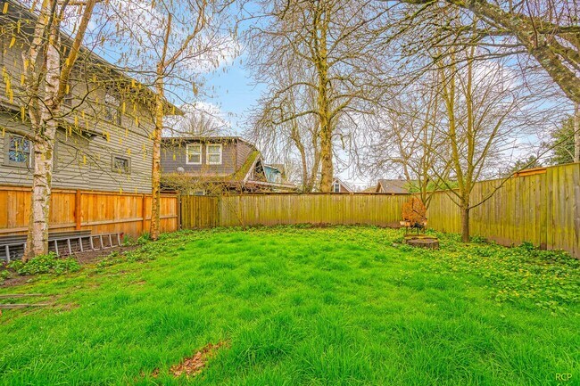 Building Photo - 626 NE Russell St