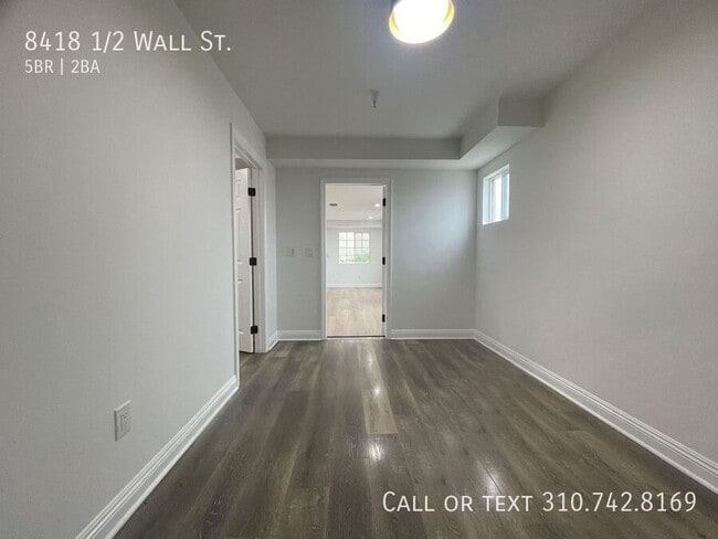 Building Photo - 8418 1/2 Wall St.-