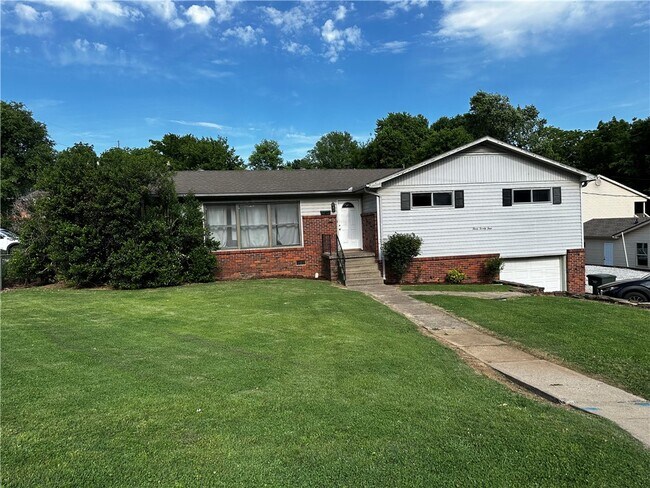 Building Photo - 324 S Buchanan Ave
