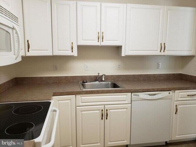 Building Photo - 3221 S Leisure World Blvd