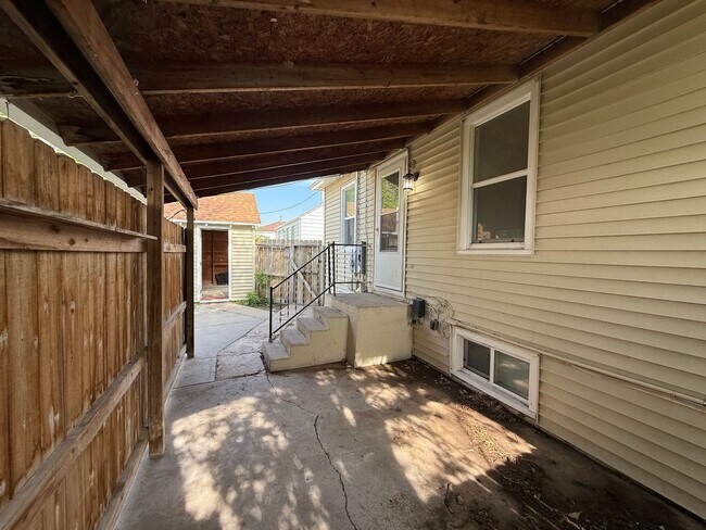 Building Photo - Three Bedroom, Two Bathroom Home! One car garage!