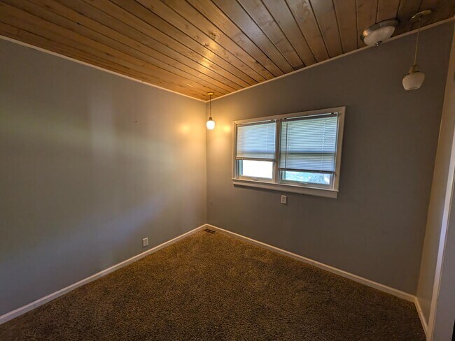 Building Photo - 56445 Eastlea Dr