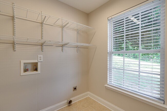 Building Photo - 3BR 2BA