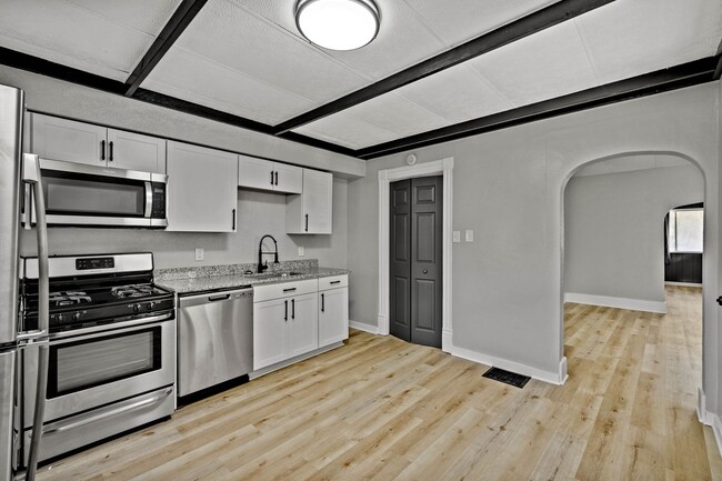 Building Photo - Gorgeous 4 bedroom home in Pittsburgh avai...