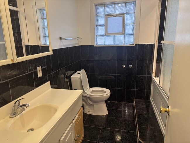 Building Photo - 1634 W Morse Ave