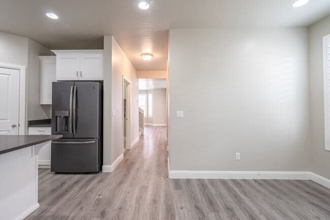 Building Photo - Newer Home in Prime Location with Spacious Layout & Two Living Areas