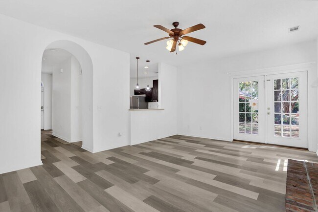 Building Photo - 3 bedroom 2.5 bath townhome in Carriage Sq...