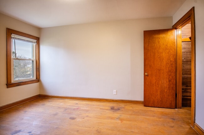 Building Photo - 610 Russell St