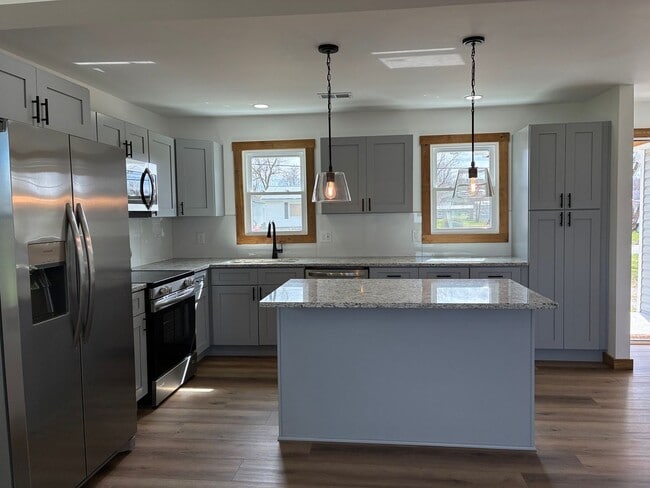 Building Photo - Fully Renovated 3 Bed 1 Bathroom Home with Open Floor Plan