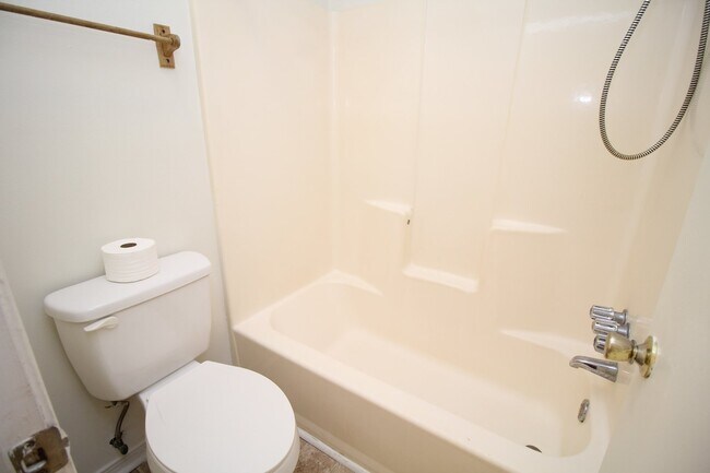 Building Photo - Spacious Northeast Pensacola Apartment Featuring 2 Bedrooms, 2 Bathrooms, Inside Laundry, and Pet...