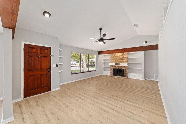 Building Photo - Beautifully Renovated 3 Bed 2 Bath Home in...