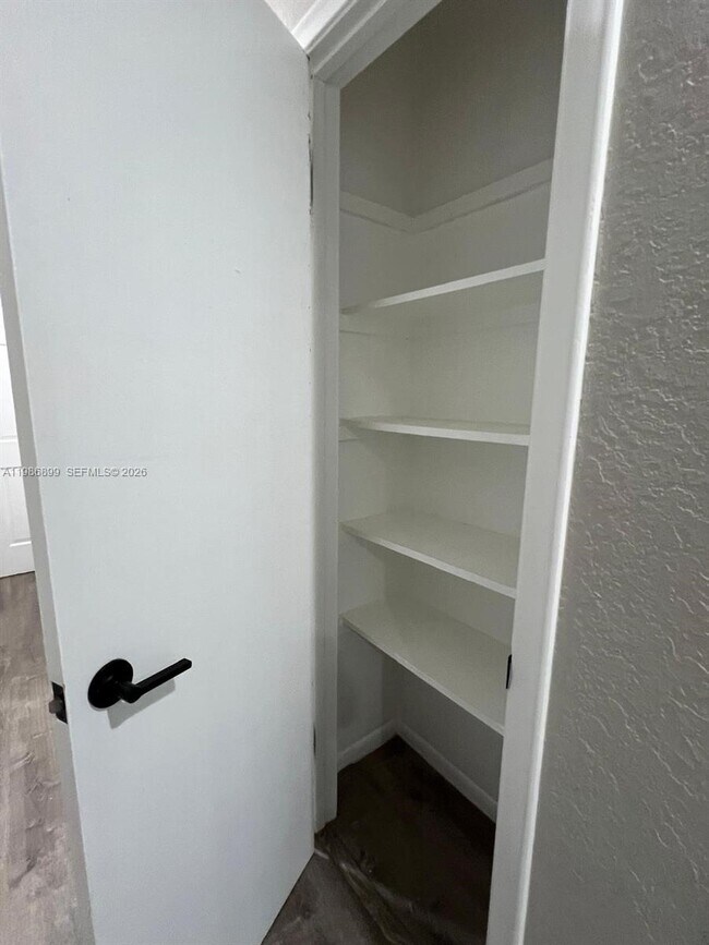 Building Photo - 1432 S Lakeside Dr