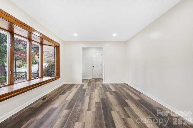 Building Photo - 203 Ewing Dr