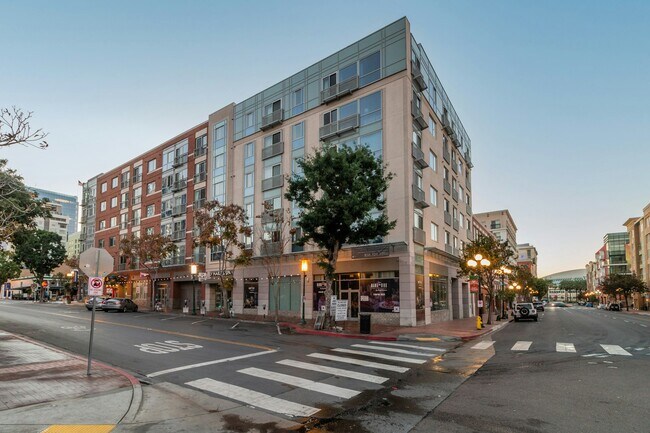 Building Photo - 445 Island Ave