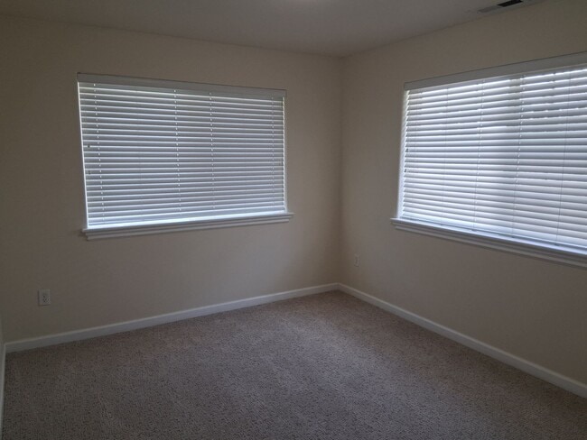 Building Photo - Cute, clean 2 bedroom upstairs apartment with patio.