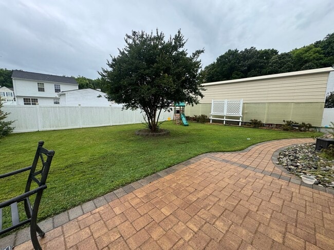 Building Photo - Spacious Three Bedroom Home